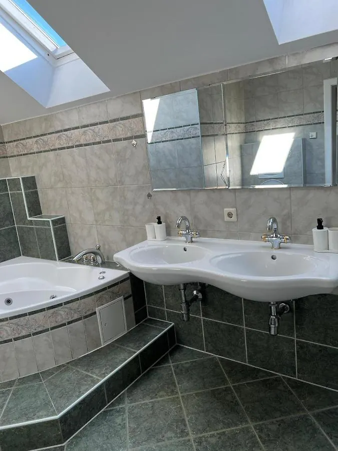 Exquisite Home W/ Free Parking - Suitable For 16P+ Vienna Villa